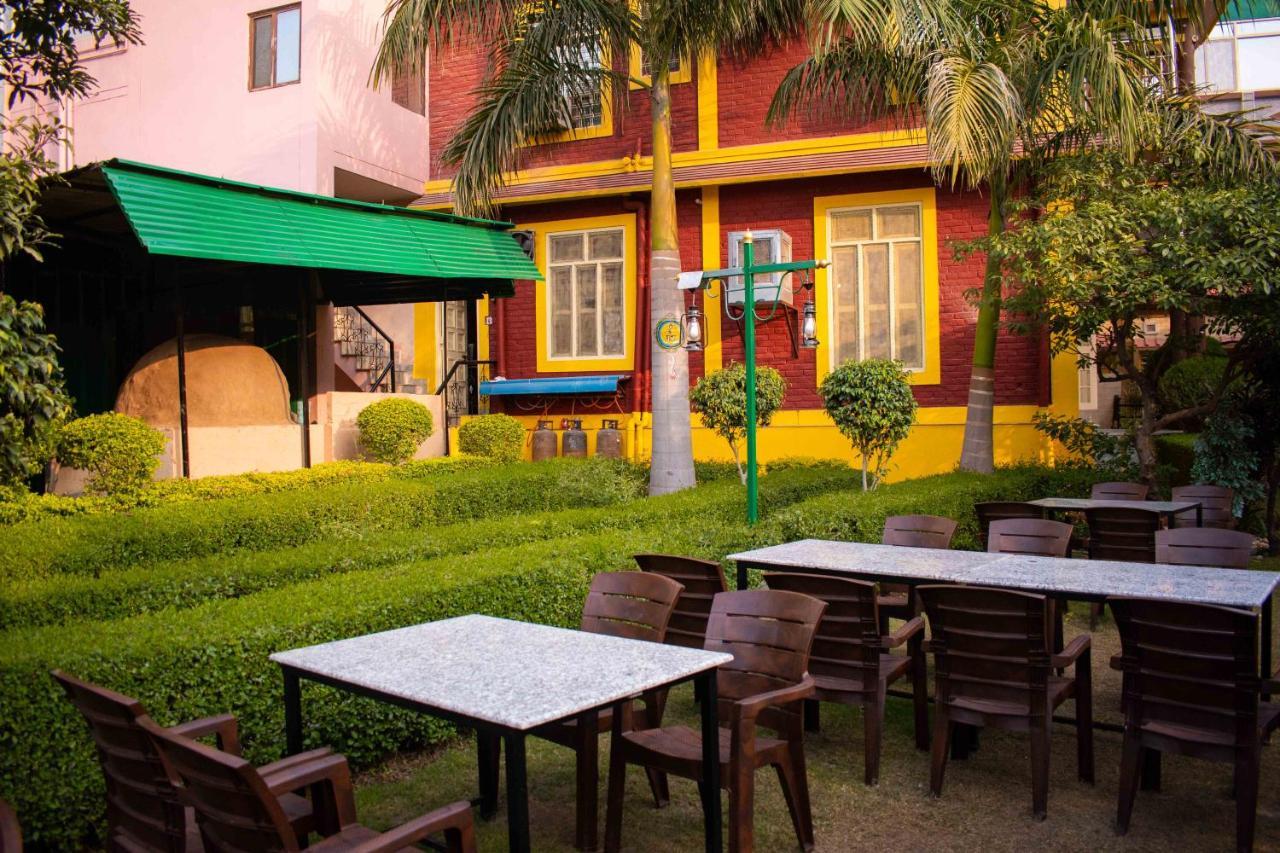 Mvt Guesthouse & Restaurant Rishīkesh Esterno foto